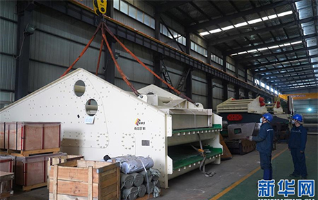 新華社記者報(bào)道: 南昌礦機(jī)復(fù)產(chǎn)復(fù)工，大型礦山機(jī)械設(shè)備發(fā)往東歐